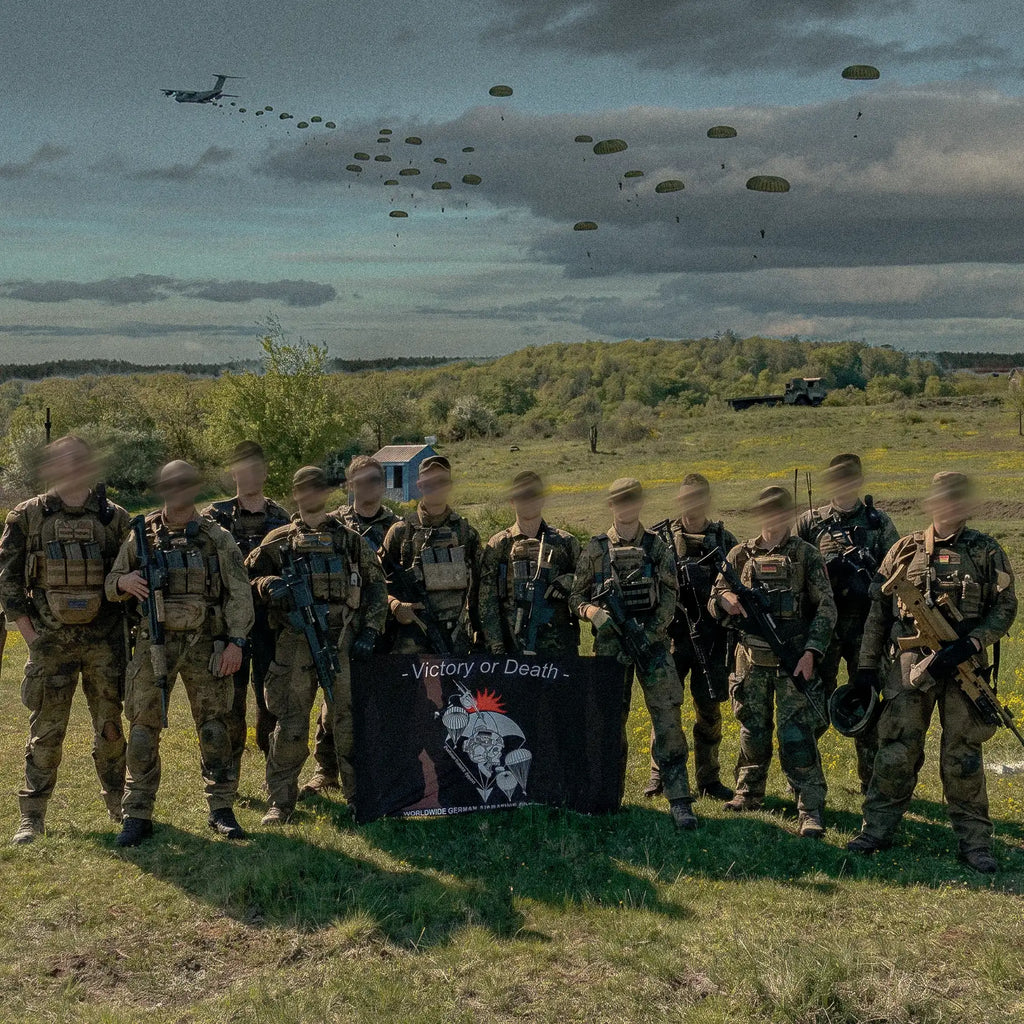Fallschirmjäger Flagge Detailansicht mit Victory-or-Death-Motiv