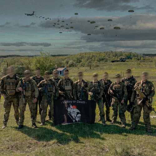 Fallschirmjäger Flagge Detailansicht mit Victory-or-Death-Motiv