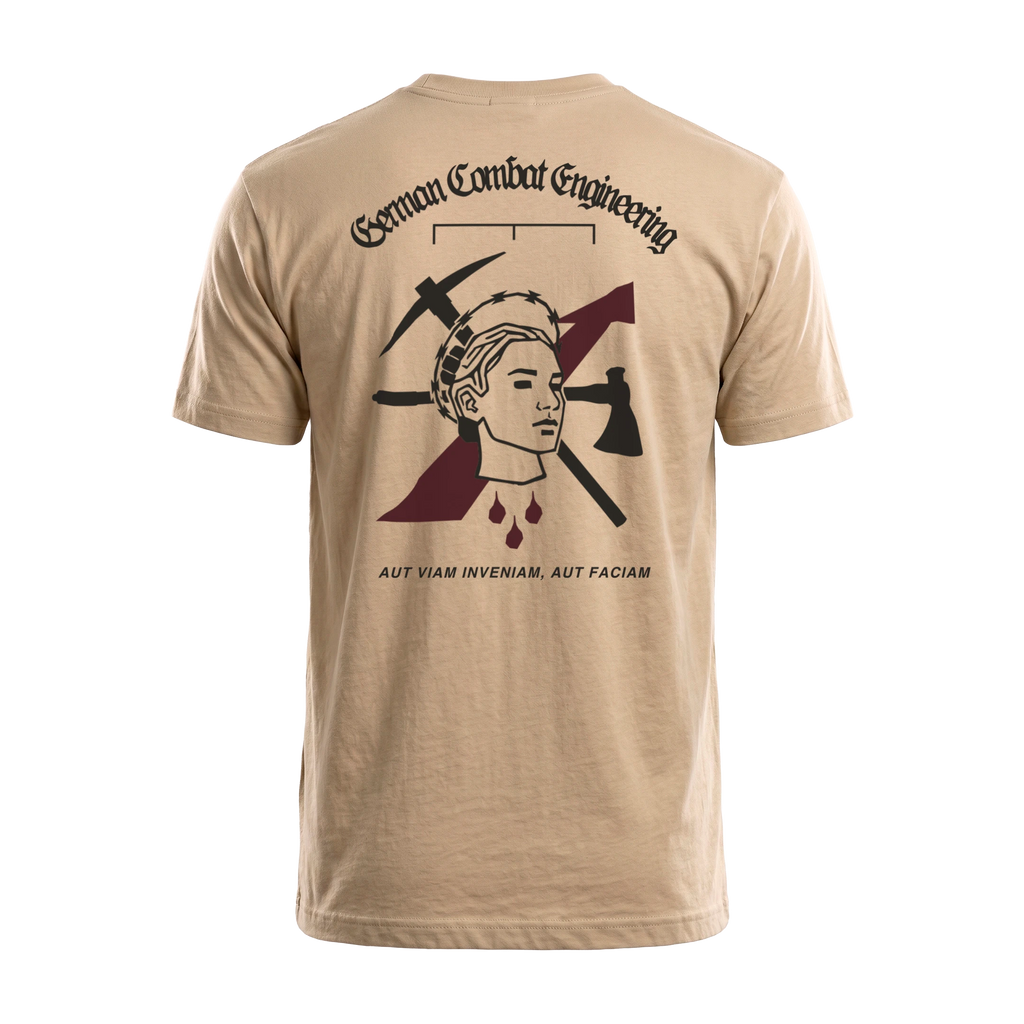 Pionier Shirt in Sand, Rückenansicht mit der Heiligen Barbara im Stacheldrahtkranz, gekreuzter Spitzhacke und Sappeuraxt und der Devise Aut viam inveniam, aut faciam