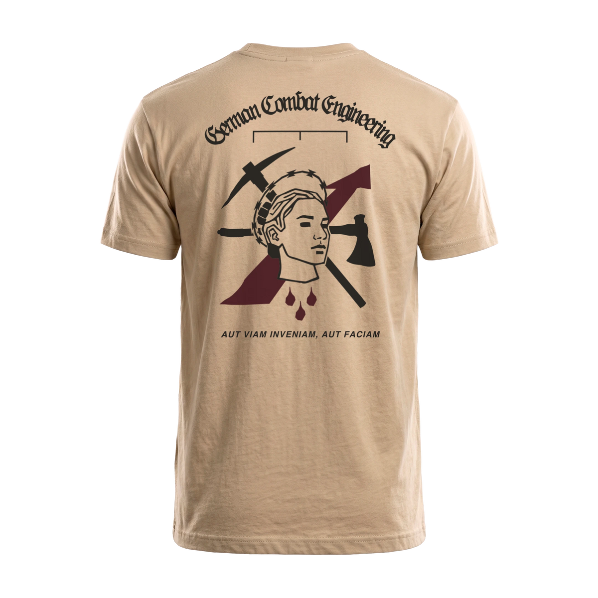 Pionier Shirt in Sand, Rückenansicht mit der Heiligen Barbara im Stacheldrahtkranz, gekreuzter Spitzhacke und Sappeuraxt und der Devise Aut viam inveniam, aut faciam