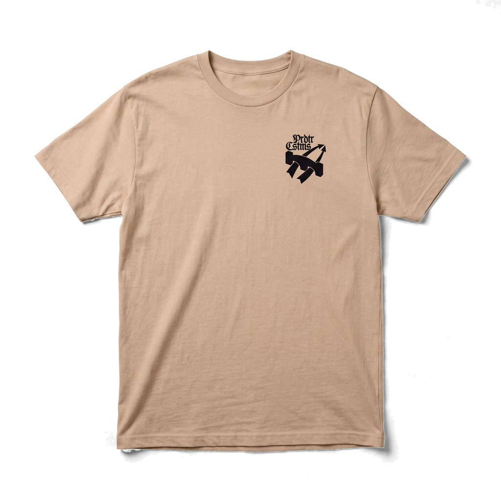 Pionier Shirt in Sand, flach ausgelegt von vorn, kleiner Brustdruck mit dem Schriftzug Prdtr Cstms auf der linken Brust