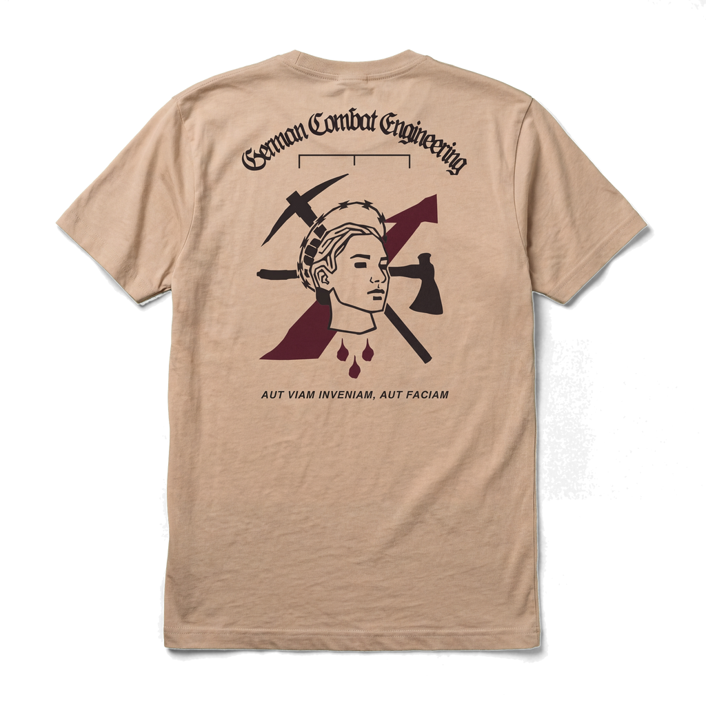 Pionier Shirt in Sand, flach ausgelegt von hinten, Rückenmotiv mit der Heiligen Barbara im Stacheldrahtkranz, Spitzhacke und Sappeuraxt
