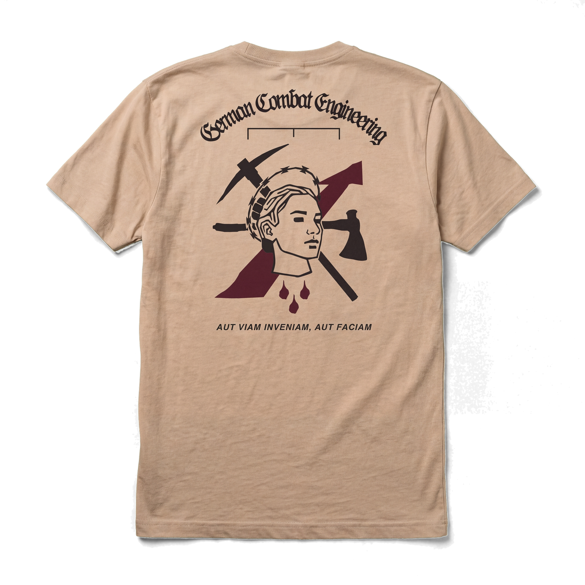 Pionier Shirt in Sand, flach ausgelegt von hinten, Rückenmotiv mit der Heiligen Barbara im Stacheldrahtkranz, Spitzhacke und Sappeuraxt