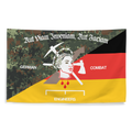 Pionier Flagge flach von vorn, diagonal geteilt in Flecktarn und Schwarz-Rot-Gold, Devise in Fraktur