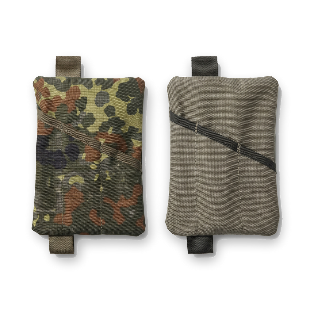 Beintaschen Organizer, beide Varianten Flecktarn und Steingrau-oliv nebeneinander, Rueckseite mit Steckfaechern