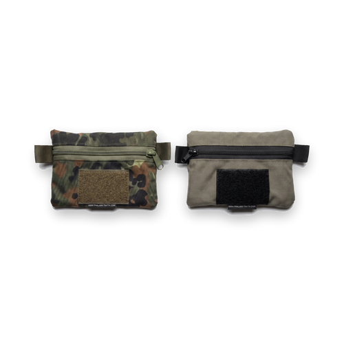 Beintaschen Organizer von Phalanx Taktik, beide Varianten Flecktarn und Steingrau-oliv nebeneinander, Vorderseite mit Reissverschluss und Klettfeld