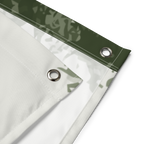 Detail der Gebirgsjäger Flagge: vernähter Saum mit zwei Metallösen zum Aufhängen