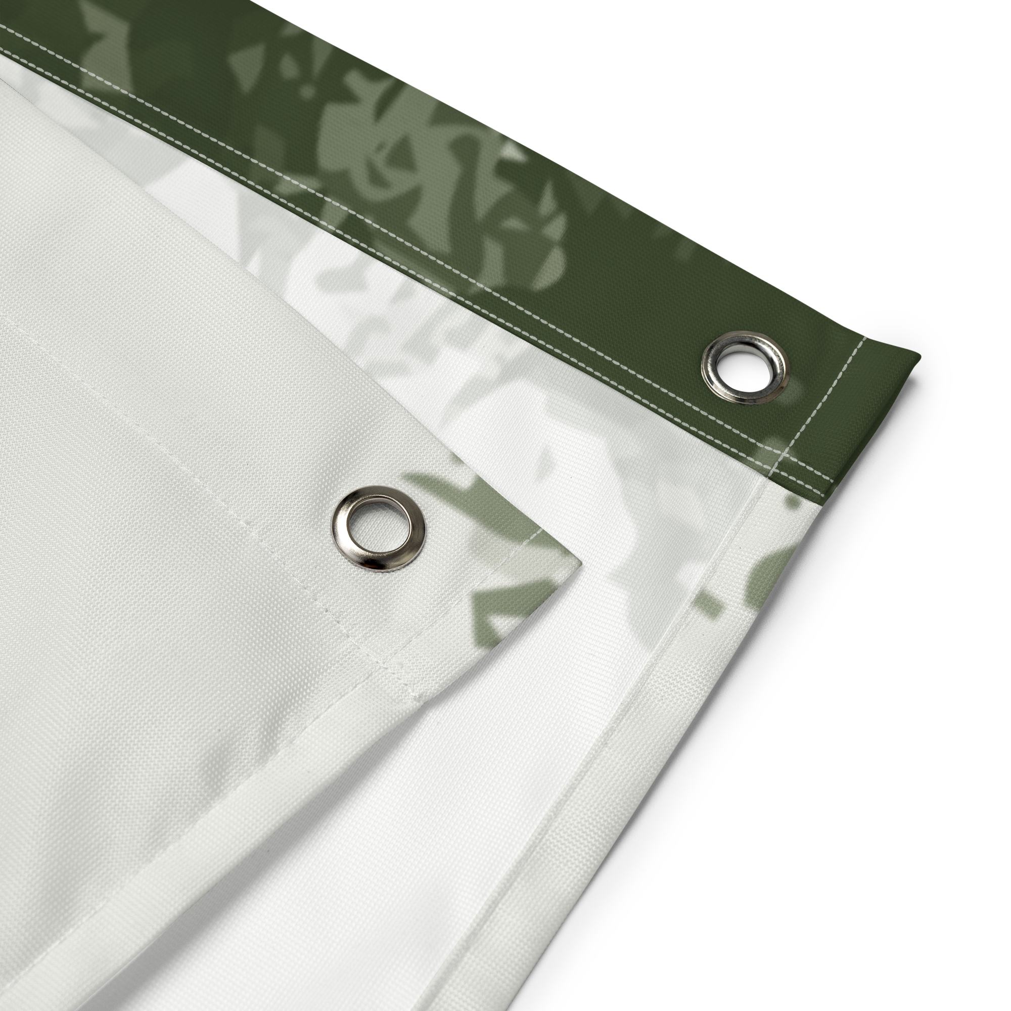 Detail der Gebirgsjäger Flagge: vernähter Saum mit zwei Metallösen zum Aufhängen