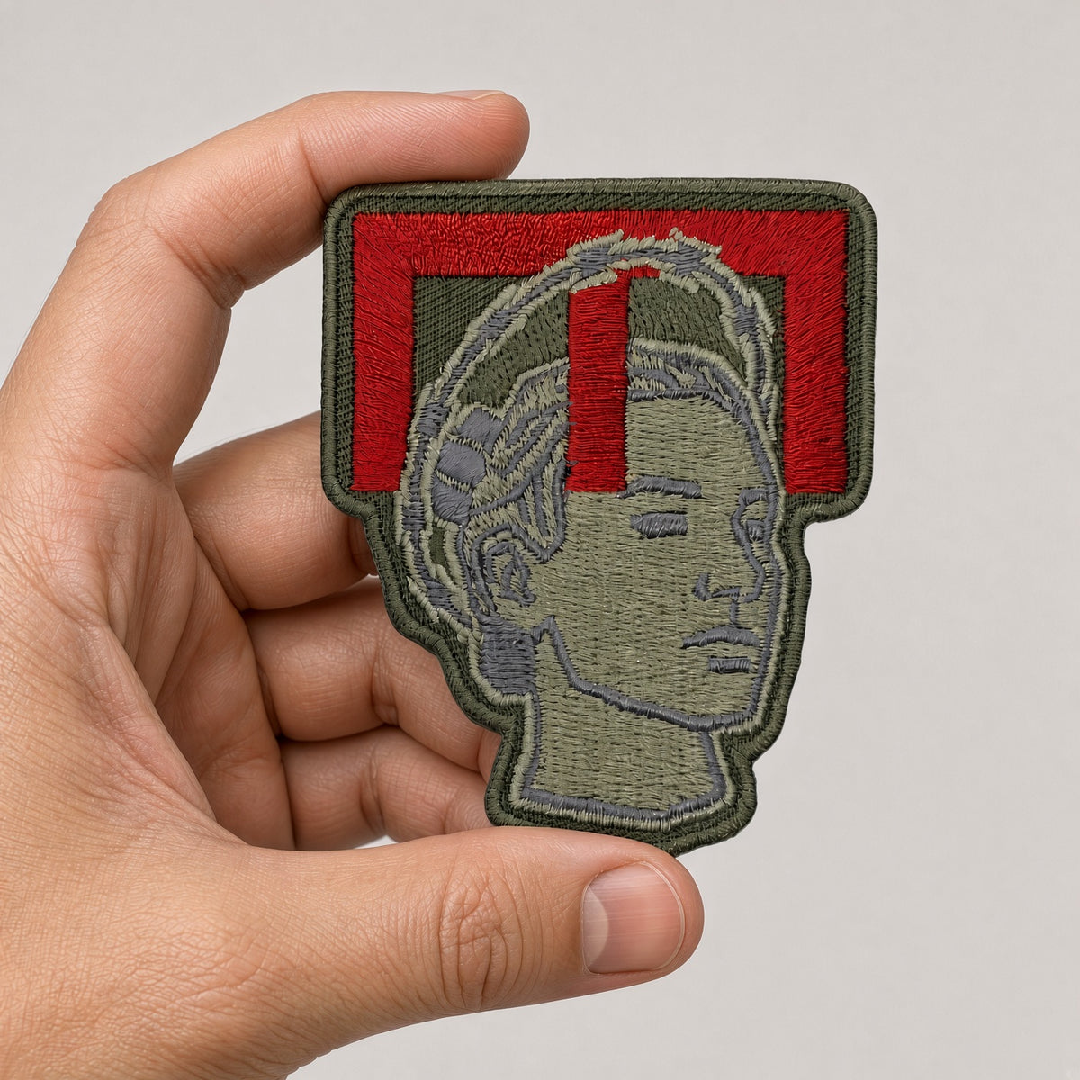 Pionier Stick Patch in einer Hand gehalten, Heilige Barbara in Oliv und Grau mit roter Klammer