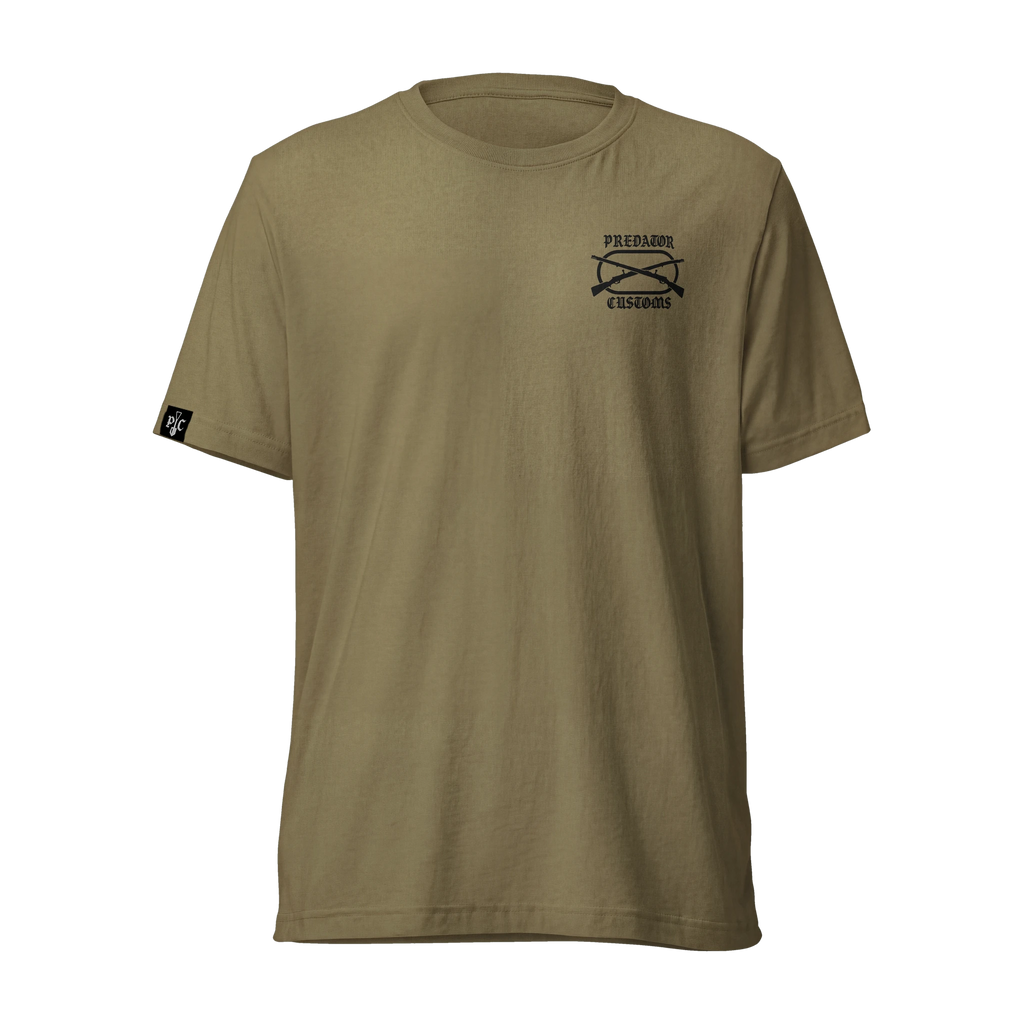 Panzergrenadier Shirt in Oliv, Vorderseite: kleines schwarzes Logo mit gekreuzten Gewehren, Etikett am Ärmel